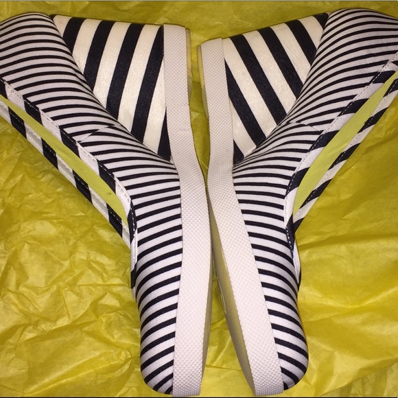 🌷🌷Seychelles Striped Wedges - Picture 2 of 6